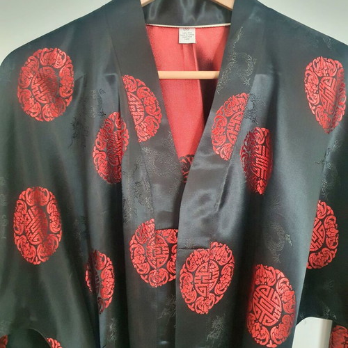 Silk robe with Chinese designs like new, sizes M to XL