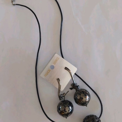 Pendant earrings and necklace set new with gift bracelet
