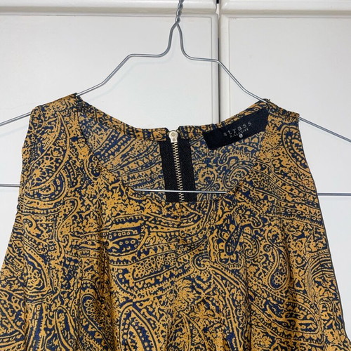 Strass Exclusive sleeveless top like new with pleated neckline and paisley print