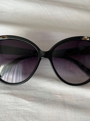 Cat Eye Sunglasses like new, black with purple lenses