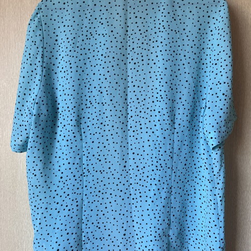 Turquoise short-sleeve polka dot shirt