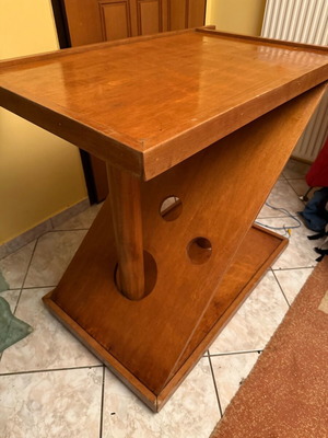 Μοντέρνο ξύλινο τραπέζι σαν καινούργιο με κομψό σχεδιασμό