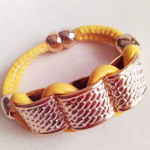 Yellow bracelet with gold details new, magnetic clasp
