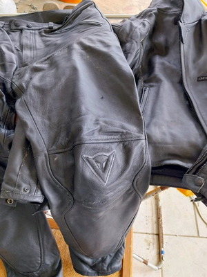 DAINESE δερμάτινη διαιρούμενη φόρμα μεταχειρισμένη, μέγεθος Ν.54