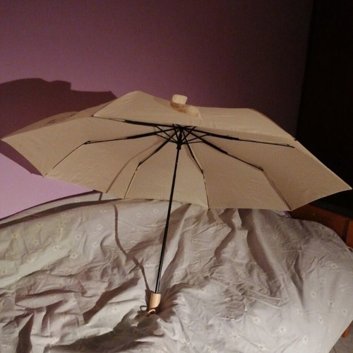 Beige umbrella like new with wooden handle and case