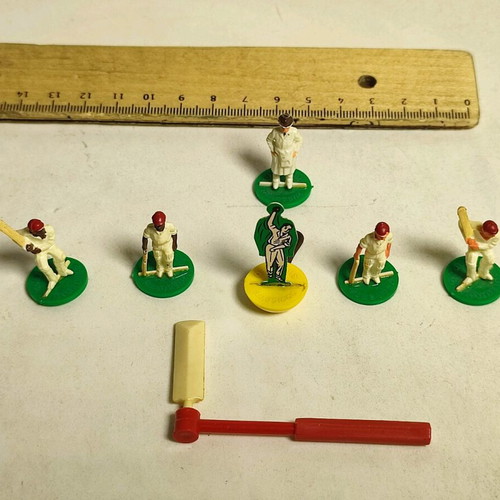 Subbuteo Standard Red cricket match set like new
