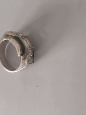 Women's silver ring used