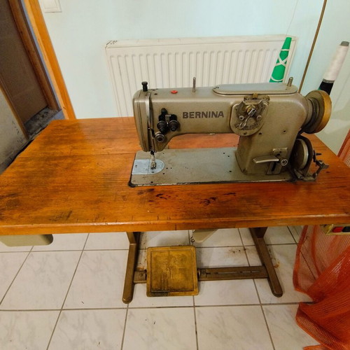 Bernina industrial sewing machine with table and motor
