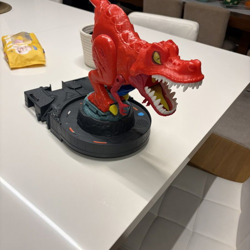 Hot Wheels City garage with shark and T-Rex Attack like new