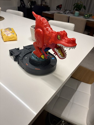 Hot Wheels City γκαράζ με καρχαρία και T-Rex Attack παιχνίδια σαν καινούργια