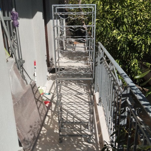 Τροχήλατη μεταλλική ραφιέρα ποτών με 12 συρόμενα ράφια