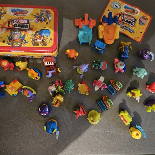 Super Zings collector tin with 30 figures and 2 cars like new