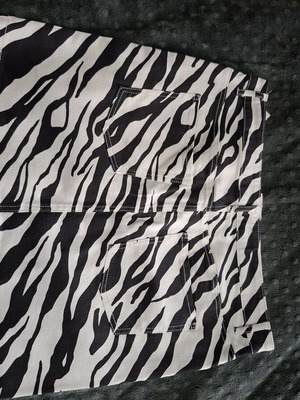 Vero Moda women's skirt XL new, black and white