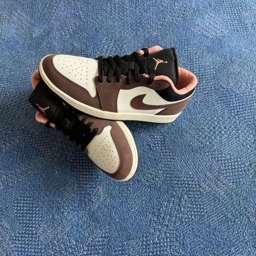 Air Jordan 1 Low Mocha Brown sneakers new, size 42.5