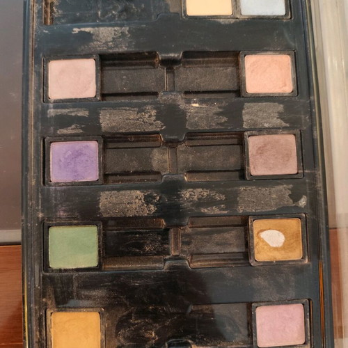 Artistry eyeshadow used, 10 shades