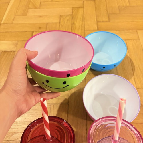 Set of 2 plastic cups and 4 serving bowls for kids like new