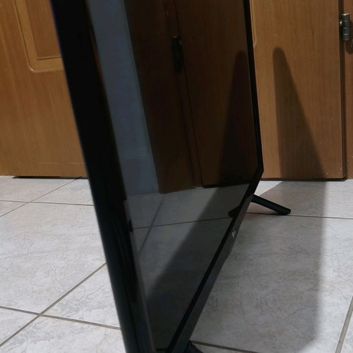 LG 24" TV used with broken left stand