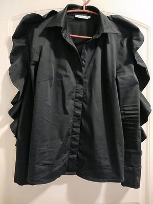 Πουκάμισο Toi&Moi μαύρο εφαρμοστό σχεδόν αφορετο με σχέδια στα μανίκια μέγεθος M