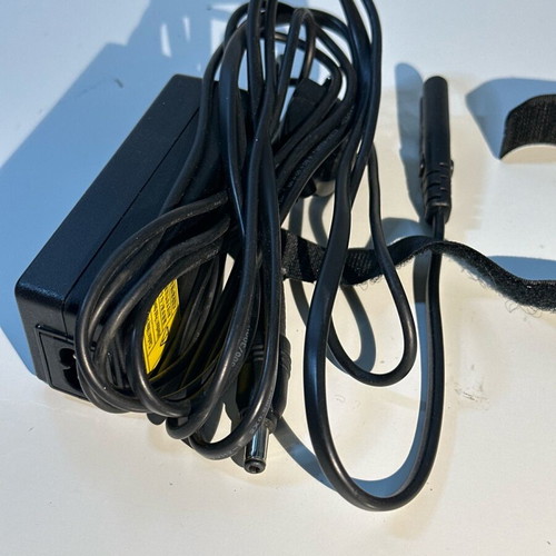 Toshiba laptop charger 45W 19V 2.37A like new, original