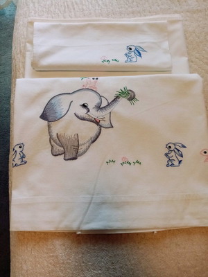 Crib sheet set like new, 2 white sheets with pillowcase