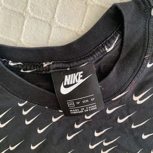 Nike T-shirt XS used with red marks on neck and label, black and white