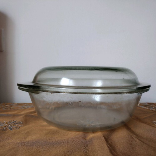 Heat-resistant cookware used, round with handles 30x25x12 cm