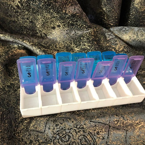 Weekly Pill Organizer like new, 14 compartments, dual-sided