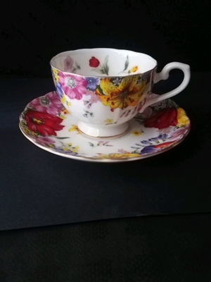 Utsuwakan by Maebata cup like new with floral designs