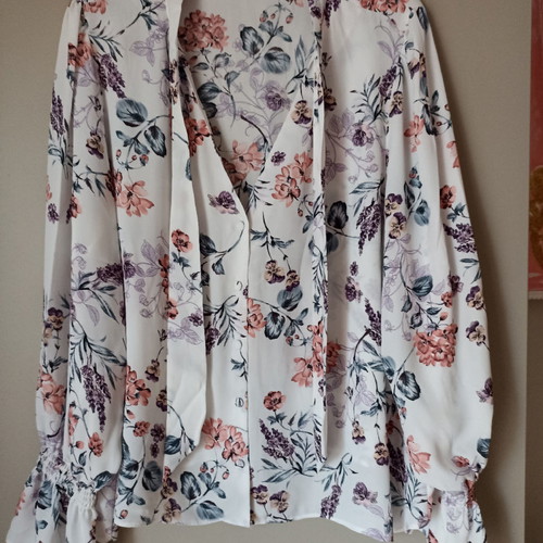 Floral chiffon shirt L/XL new with covered buttons