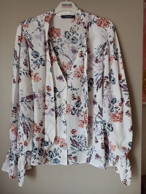 Floral chiffon shirt L/XL new with covered buttons