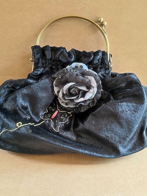 Τσάντα χειρός βελούδινη μαύρη Victorian style σαν καινούργια