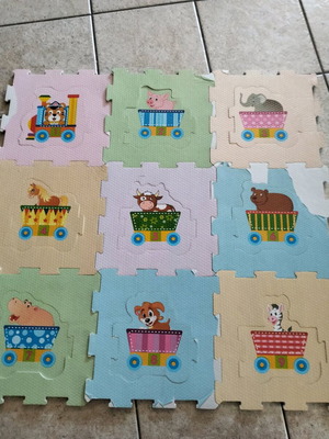 Baby floor puzzle used, 9 pieces with storage case