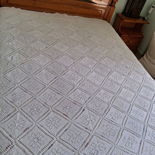 Handmade white blanket like new with lace 2×150