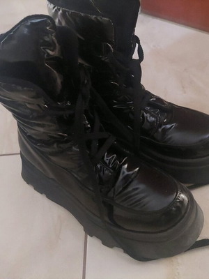 Μποτάκια μαύρα μέγεθος 40 σαν καινούργια