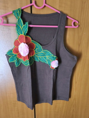 Top like new with appliqué detail and sporty back brown
