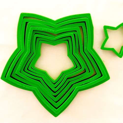 Wilton plastic star cookie cutters set for tree creation