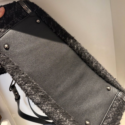 Le Pandorine wool winter shoulder bag like new, black and grey