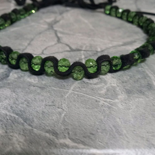 Necklace like new with green beads and velvet fabric