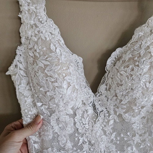 Wedding dress like new, size XS, with veil, shorts, case and garter