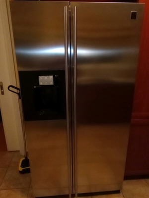 General Electric inox refrigerator used with ice maker and water dispenser