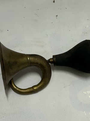 Antique car horn in excellent condition, brass