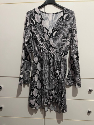 Women's black and white dress used, one size fits medium