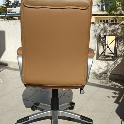 Leather office chair used in excellent condition