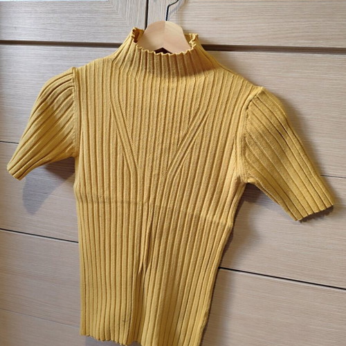Short Sleeve T-shirt with Small Turtleneck, Like New, Yellow, Size L