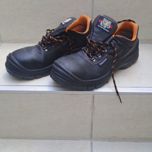 Cayenne safety shoes men's like new, black size 43