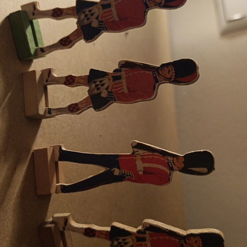 Wooden figures of Scottish and Royal Guard set of 7, 10 cm, like new