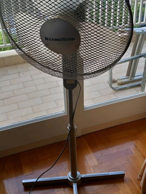 Ανεμιστήρας με πόδια ασημί χρώμα