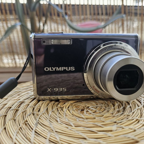 Olympus X-935 digital compact camera bundle like new