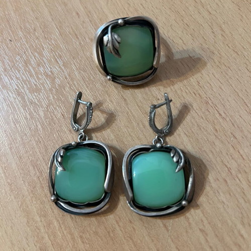 Silver ring and earrings set with green chalcedony like new