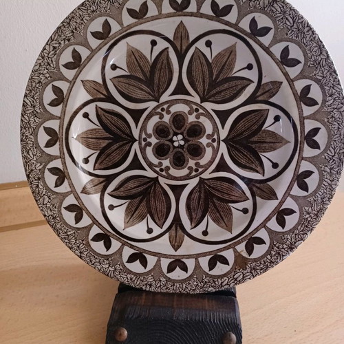 Staffordshire vintage plate 24.2 cm diameter